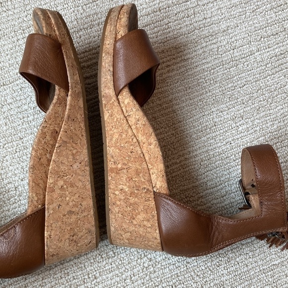 Ugg Zoe Wedge Sandal - Picture 7 of 10